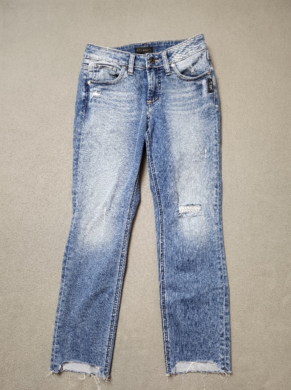 SILVER Avery Slim Crop jeans size 26 Distressed.